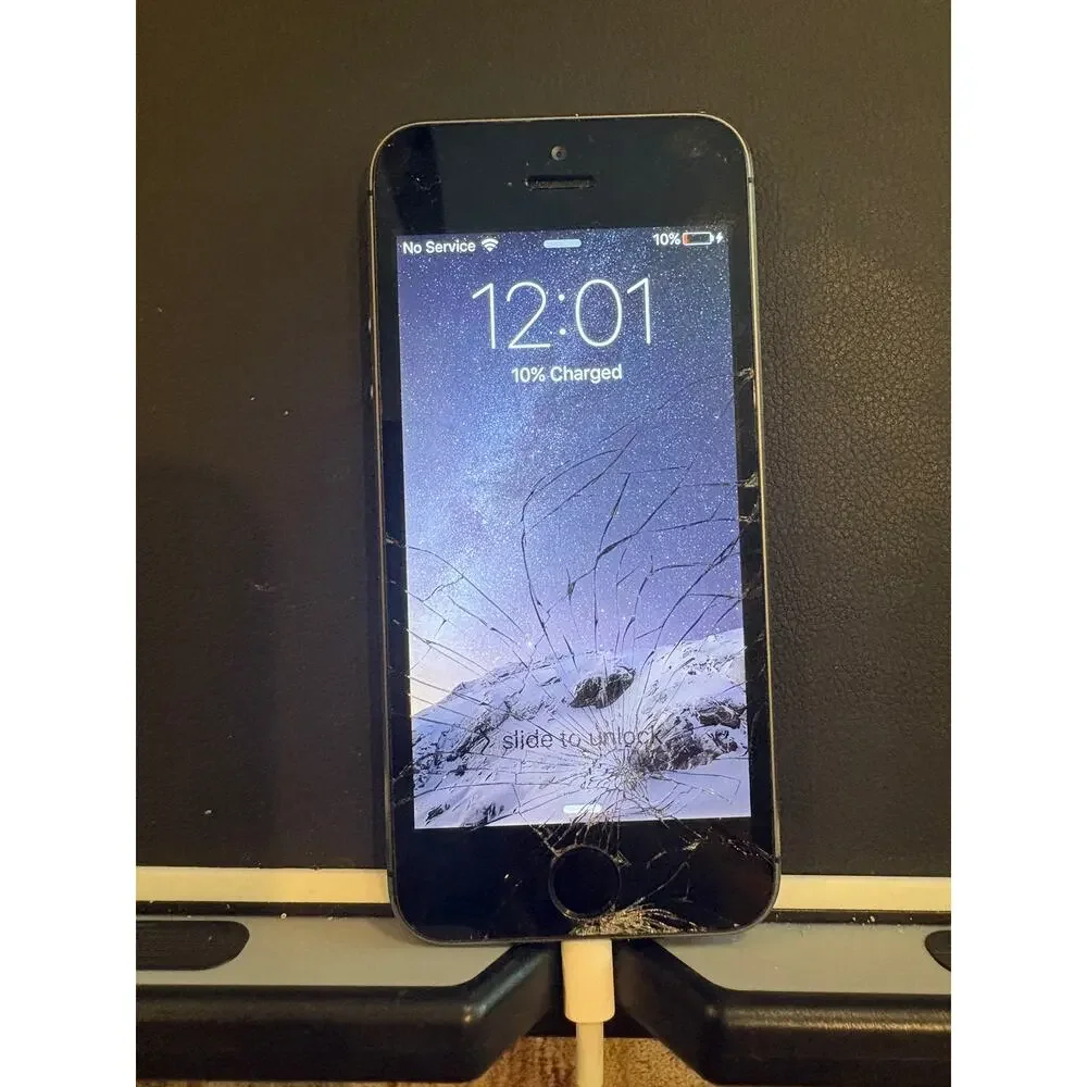 Apple iPhone 5S 16GB A1533 AT&T Cracked Screen For Parts